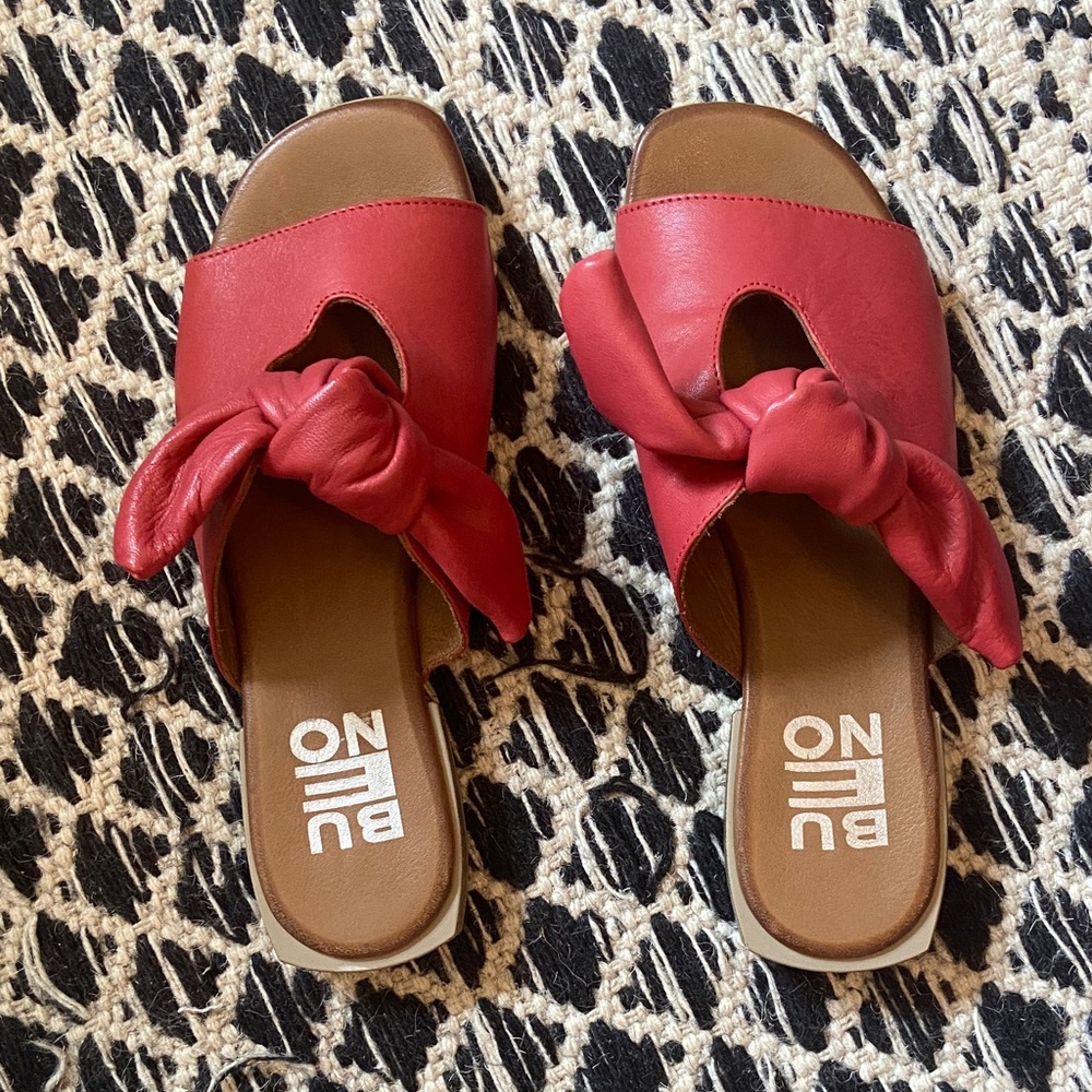 Bueno Women's Vibrant Red Knot Sandals